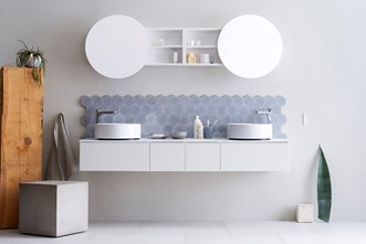 Servantskap AIR 180 i «Premium White» med servantbatteri SLEEK og speilskap HALOMORE.