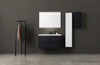 Servantskap GRAND Solid 100 i «Black Oak» med Push Tipmatic. Servantbatteri STRICT i matt svart. Speil TOUCH 100. Speiloppbevaring HIDE i «Black Oak».