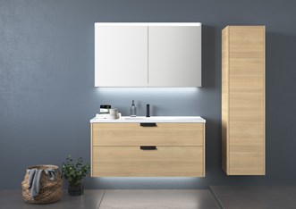 Servantskap GRAND Solid 120 i «Nordic Oak» med håndtak MOOD samt høyskap 40 i samme serie. Servantbatteri SLEEK. Speilskap STAGE 120.