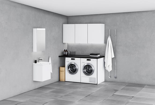 Servantskap VISKAN PRO Solid 50 i 'Premium White' med grep THIN. Vaskeservant i porselen. Servantbatteri CAUSAL i krom. Speilskap STAGE 50.
