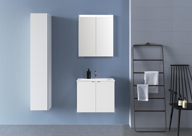 Servantskap VISKAN PRO Solid 60 i 'Premium White' med grep THIN. Vaskeservant i matt hvit steinkompositt. Servantbatteri CAUSAL i krom. Speilskap STAGE 60.
