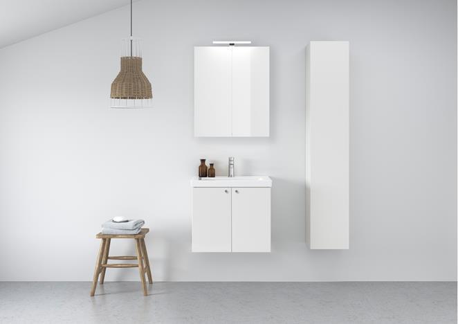 Servantskap VISKAN PRO Solid 60 i 'Premium White' med knott SPOT. Vaskeservant i porselen. Servantbatteri CAUSAL i krom. Speilskap STORE PRO.
